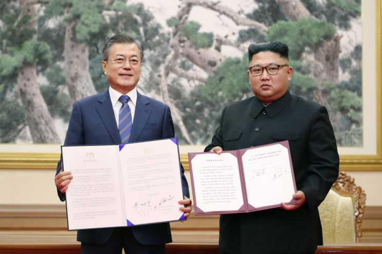 문재인 대통령과 김정은 국무위원장이 19일 오전 평양 백화원 영빈관에서 평양공동선언문에 서명한 후 합의서를 들어보이고 있다.