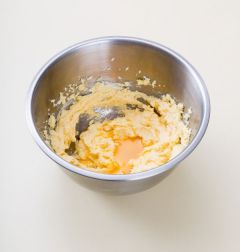 1. 버터와 설탕을 섞어 부드럽게 풀어준 다음 달걀을 조금씩 넣어가며 섞는다.