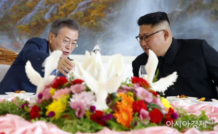 [포토]평양소주에 관심 보이는 문재인 대통령