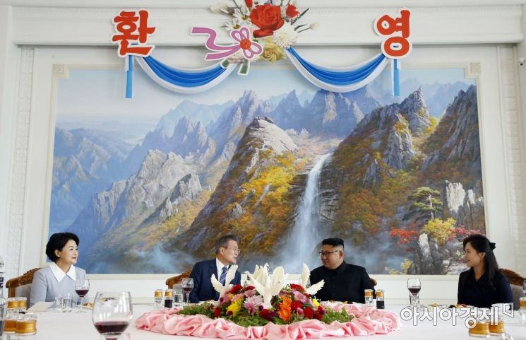 [포토]얘기 나누는 문재인 대통령과 김정은 국무위원장