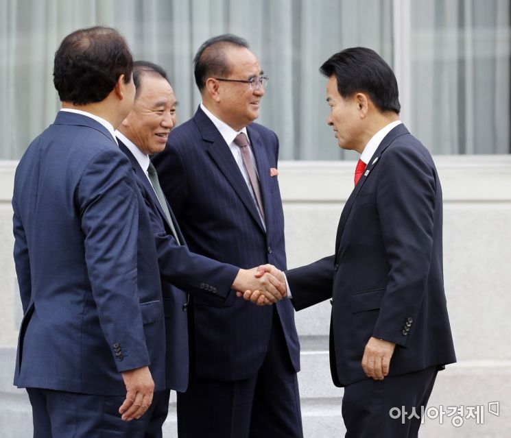 [포토]악수하는 정동영·김영철 