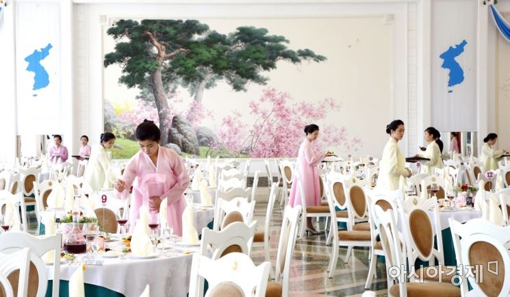 [포토]오찬 준비에 분주한 평양 옥류관 직원들