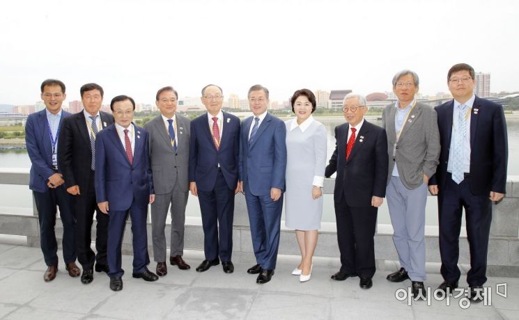 [포토]문재인 대통령, 수행원들과 '찰칵'