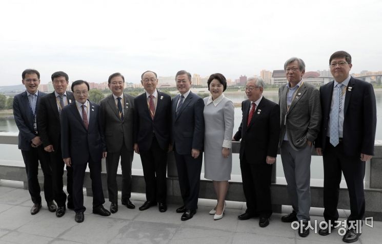 [포토]대동강을 배경으로 '찰칵'