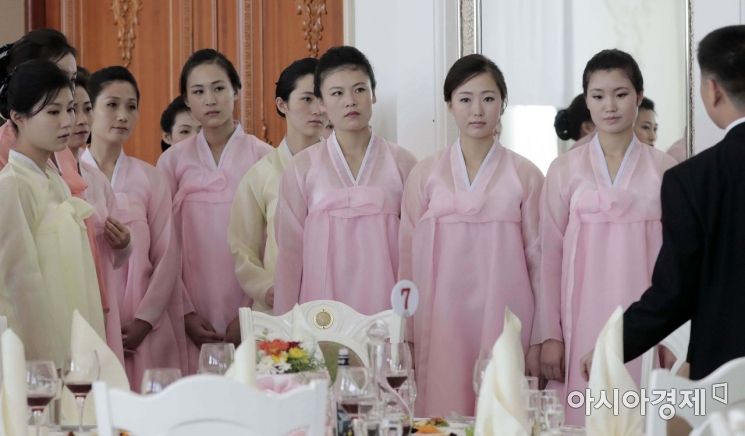 [포토]진지한 표정의 옥류관 직원들