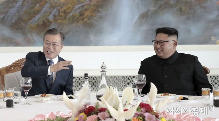 [포토]활짝 미소 보이는 문재인 대통령과 김정은 국무위원장