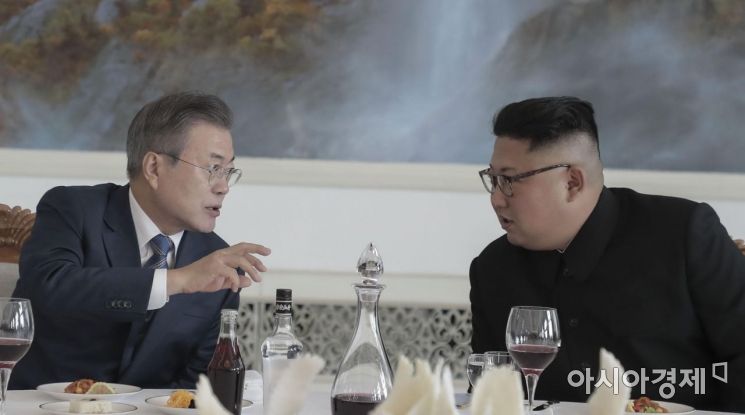 [포토]마주 보는 문재인 대통령과 김정은 국무위원장