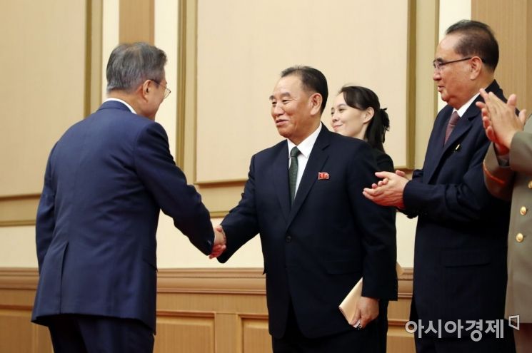 [포토] 김영철과 악수하는 문재인 대통령