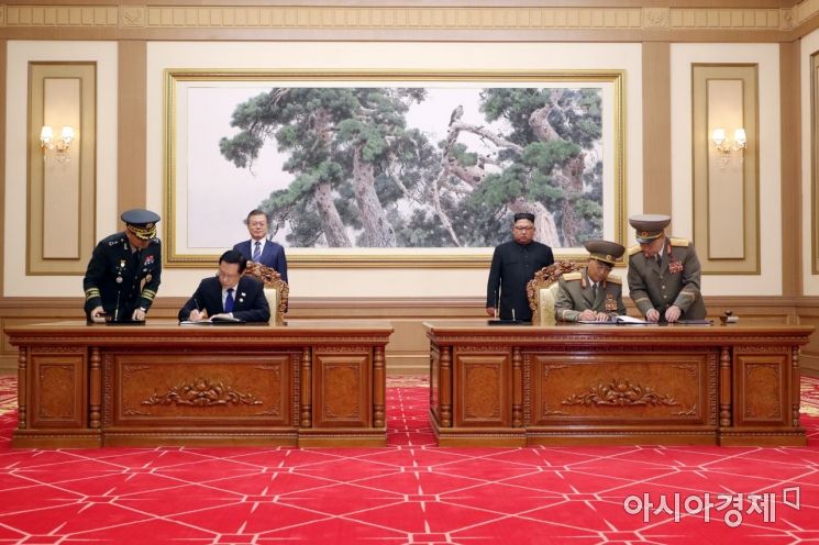 [포토] 군사분야 합의서 서명식 지켜보는 남북 정상