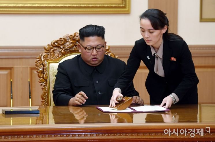 [포토] 평양공동선언 서명하는 김정은 위원장