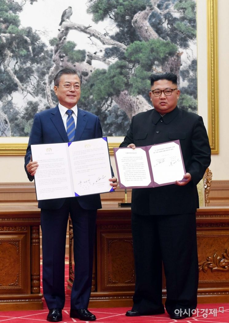 [포토] 평양공동선언 서명식하는 남북 정상