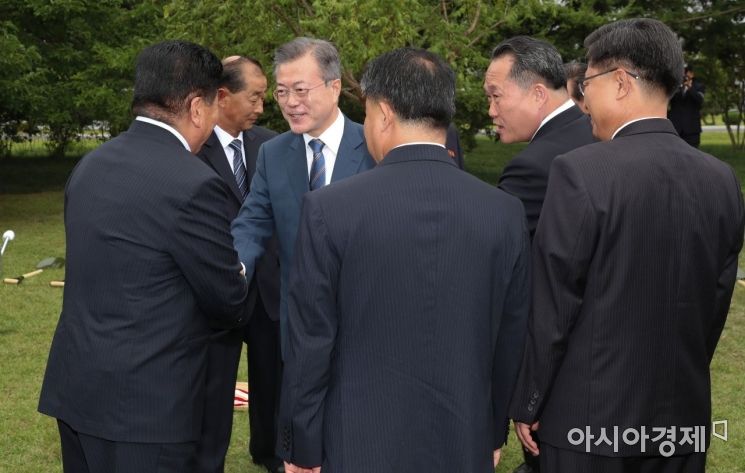 [포토] 북측 참석자들과 인사하는 문재인 대통령