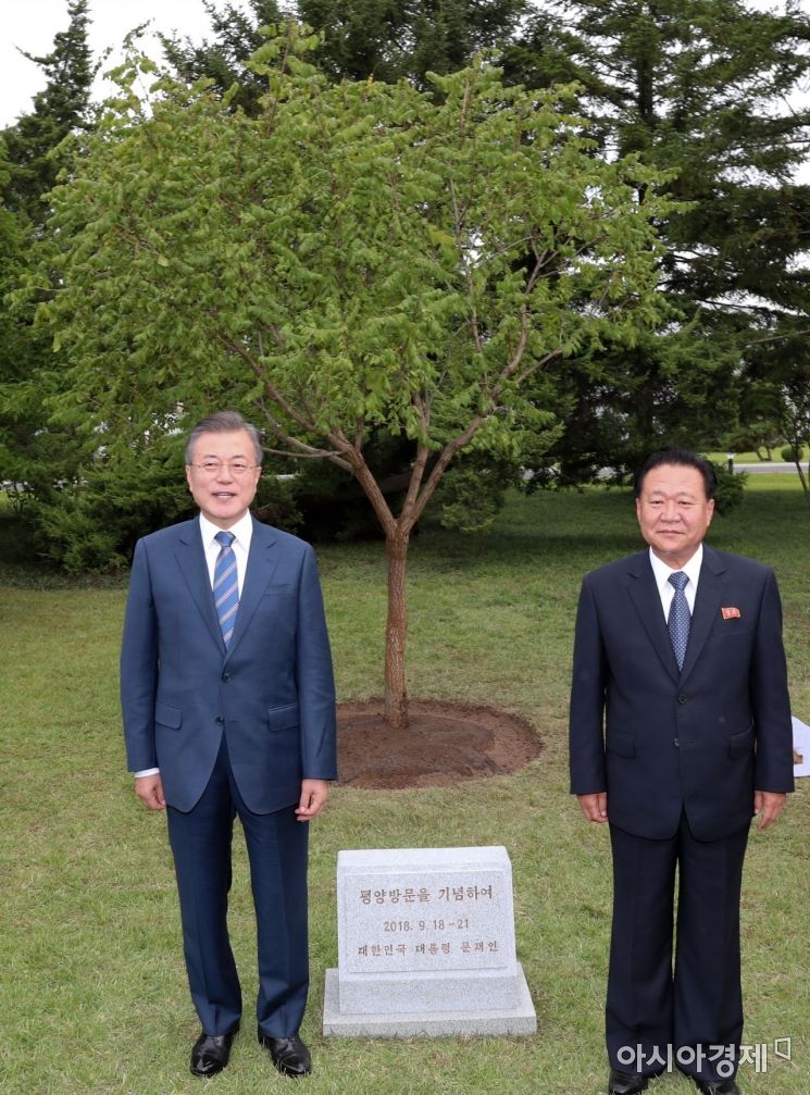 [포토] 백회원에 모감주나무 심은 문재인 대통령