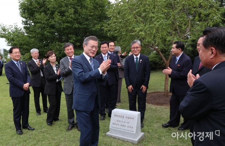 [포토] 평양방문 기념식수한 뒤 박수치는 문재인 대통령