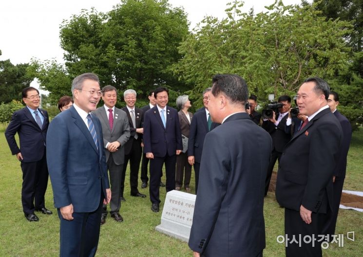 [포토] 최룡해와 대화하는 문재인 대통령
