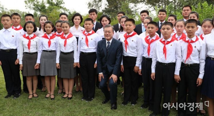 [포토] 북측 학생들과 기념촬영하는 문재인 대통령