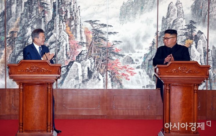 [포토] 평양공동선언 발표 후 박수치는 남북 정상
