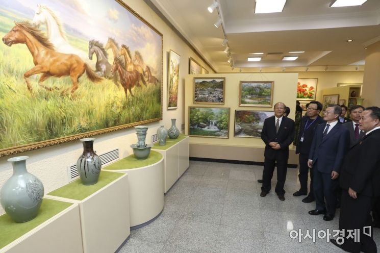 [포토] 만수대 창작사 작품 감상하는 문 대통령