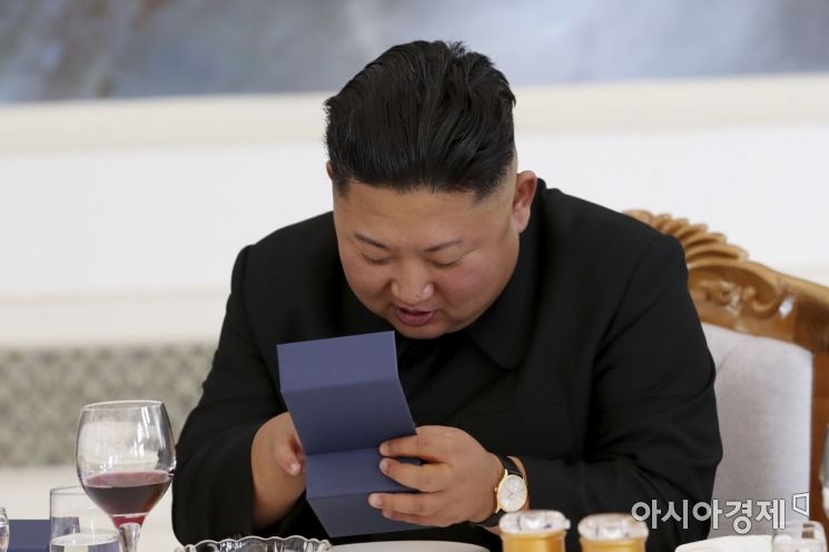 [포토] 북미정상회담 기념주화 살피는 김정은 위원장