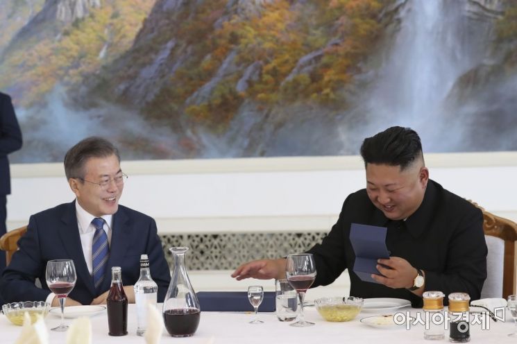 [포토] 북미회담 주화 바라보며 미소 짓는 김정일 위원장