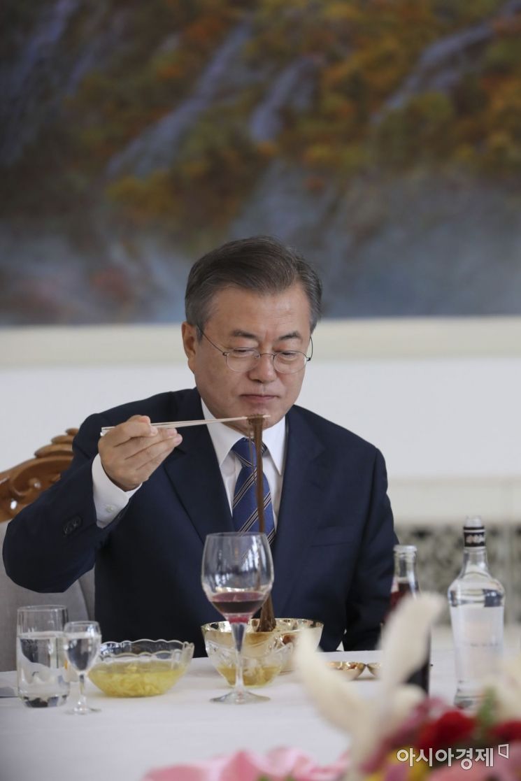 문재인 대통령이 2018년 9월 19일 평양 옥류관에서 김정은 국무위원장과 만나 평양냉면으로 식사하고 있다. <사진=평양사진공동취재단>