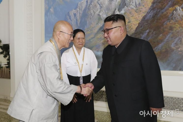 [포토] 방북 종교인들과 인사하는 김정은 위원장