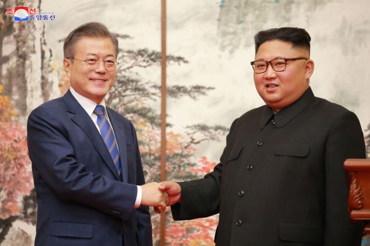 문재인 대통령과 김정은 북한 국무위원장이 지난해 9월 19일 평양 백화원 영빈관에서 평양공동선언 합의서에 서명한 후 악수하는 모습.