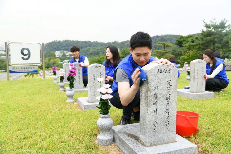 ▲효성은 임직원들이 서울 동작구에 위치한 국립서울현충원을 찾아 현충탑을 참배하고 묘역 정화활동을 펼쳤다고 20일 밝혔다.
