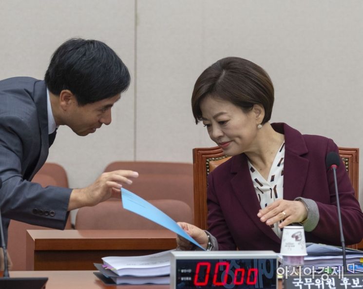 [포토] 자료확인하는 진선미 후보