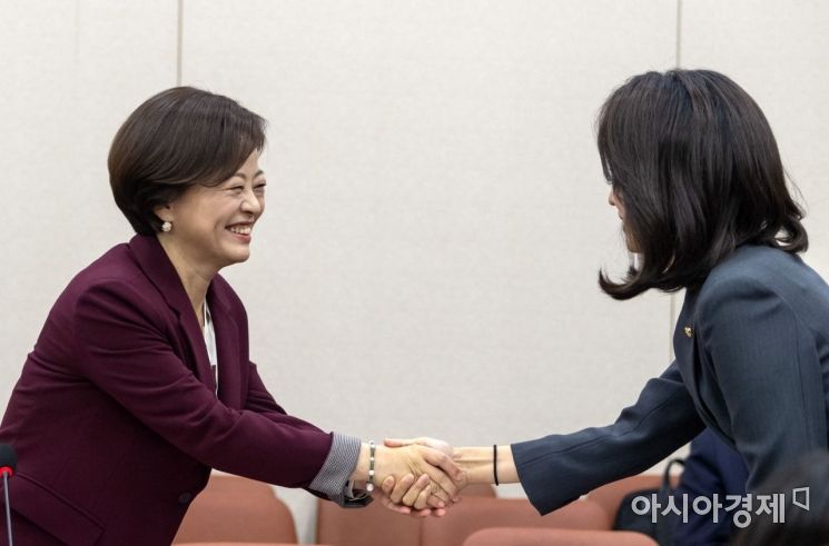 [포토] 김수민 의원과 인사 나누는 진선미 후보자