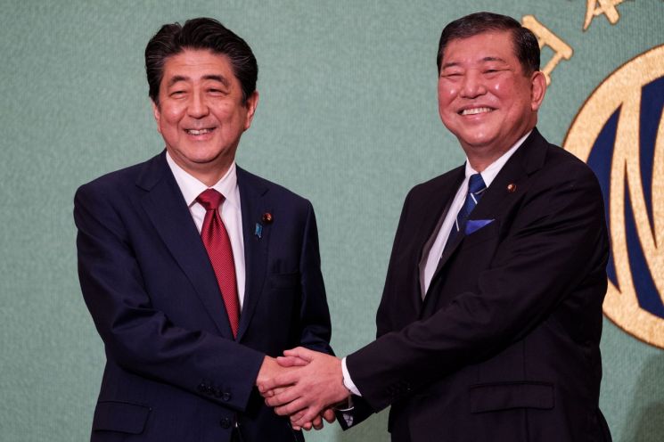아베 신조 일본 총리(왼쪽)와 이시바 시게루 전 자민당 간사장 [이미지출처=EPA연합뉴스]