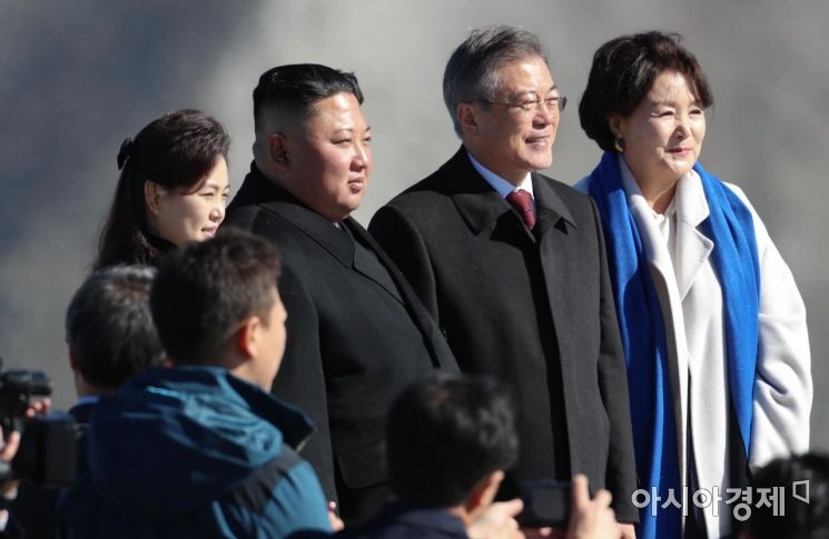 [포토] 백두산 장군봉 기념하는 남북 정상 내외