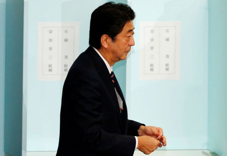 아베 신조 일본 총리가 20일 오후 도쿄 자민당 본부에 마련된 총재선거 투표장에서 투표에 참여하고 있다. [이미지출처=로이터연합뉴스]
