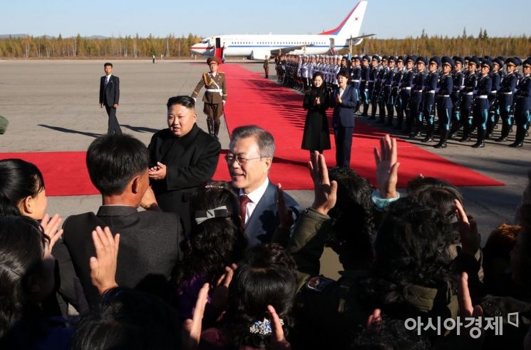 [포토]환영 받는 문 대통령과 김 위원장