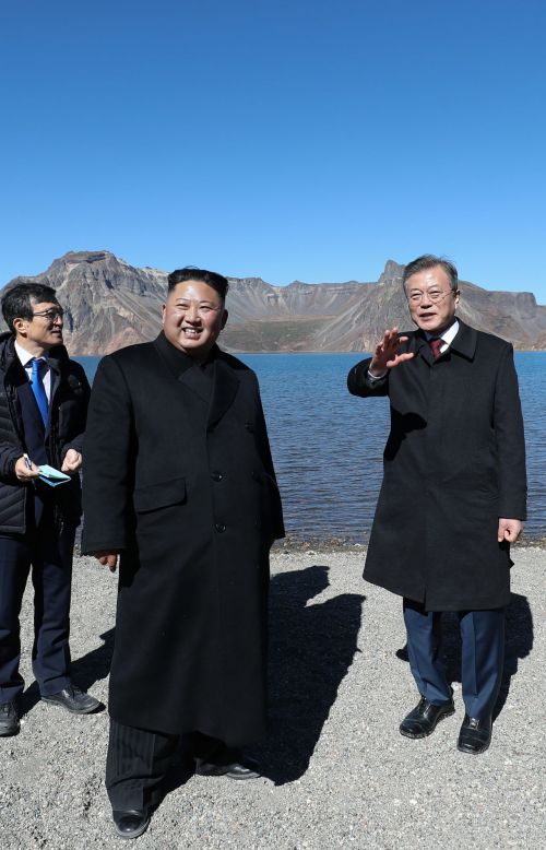 문재인 대통령과 김정은 북한 국무위원장이 20일 오전 백두산 천지에서 대화하고 있다. /평양사진공동취재단