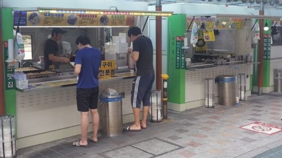 20일 오후 서울 동작구 노량진 컵밥거리에서 학생들이 컵밥으로 끼니를 떼우고 있다. (사진=이승진 기자)