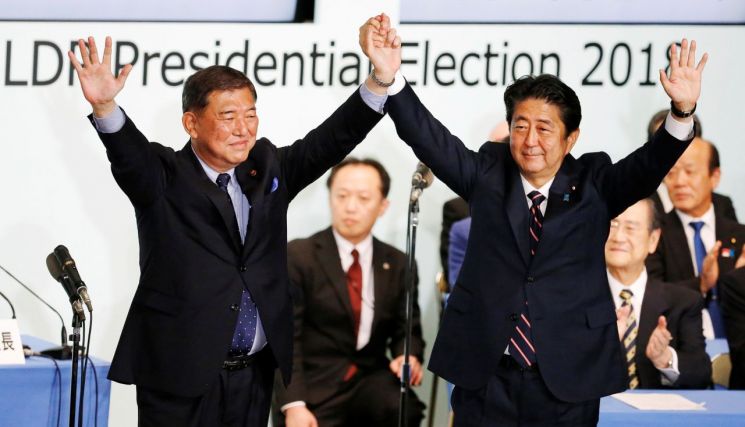 아베 신조 일본 총리(오른쪽)와 이시바 시게루 전 자민당 간사장 [이미지출처=로이터연합뉴스]