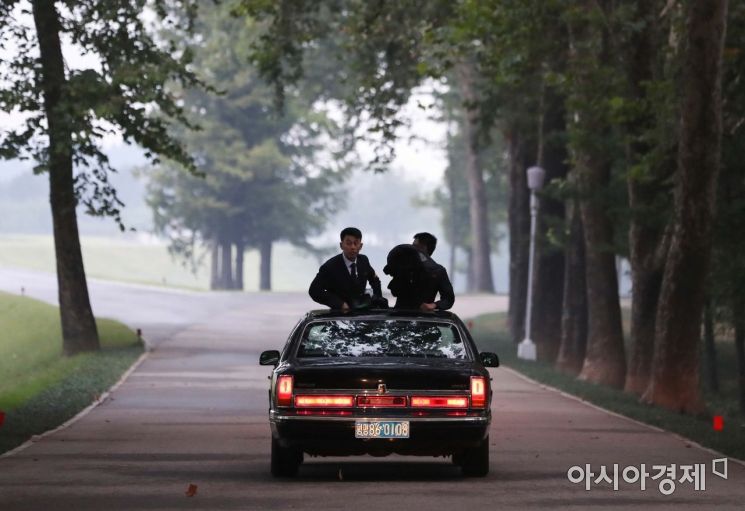 [포토]무개차 올라 취재 준비하는 북한 기자