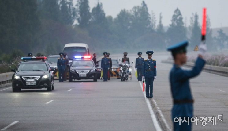[포토]도로 통제하는 북한 교통 안전요원들