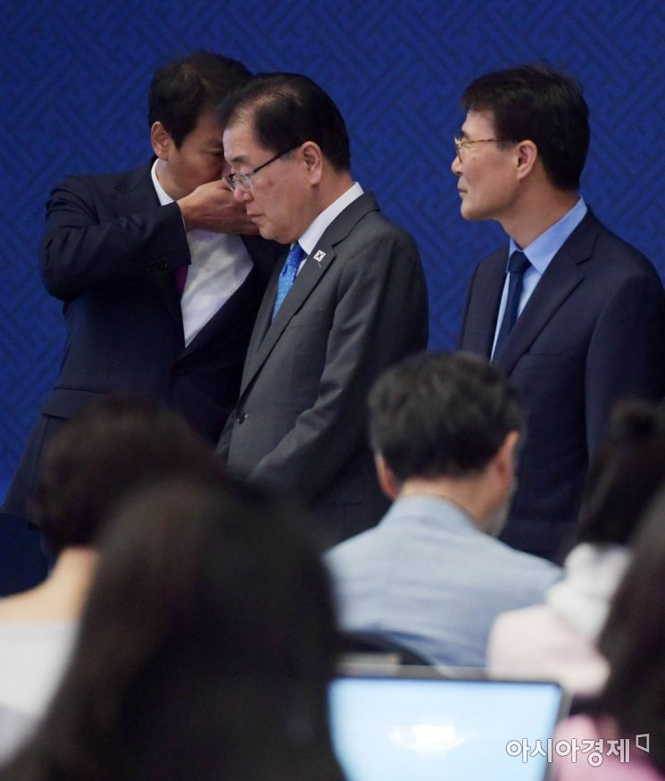 [포토]귀엣말하는 임종석 비서실장과 정의용 국가안보실장