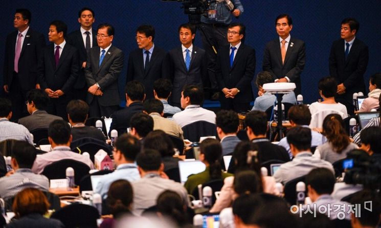 [포토] 문재인 대통령 대국민 보고 배석한 참모진들