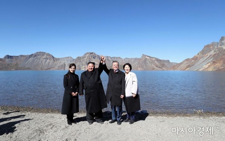 [포토] 백두산 천지서 손 맞잡은 문재인 대통령-김정은 