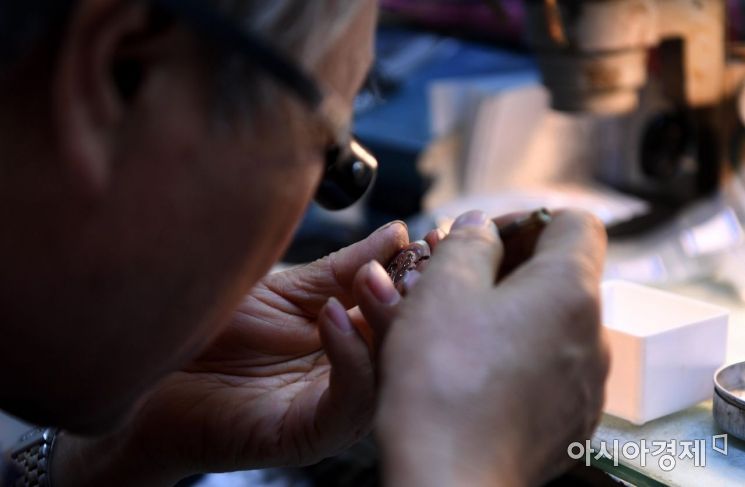 영신사를 운영하는 박종현(73) 씨가‘ 기스미’라 불리는 시계 수리용 렌즈를 한쪽 눈에 붙이고 수리에 몰두하고 있다.