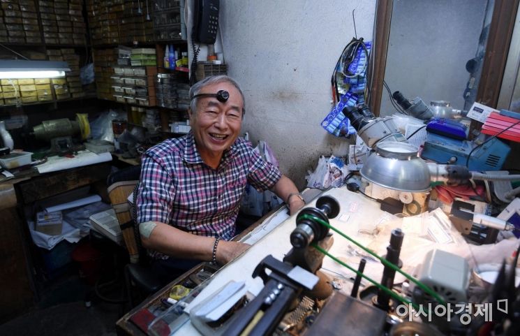 영신사를 운영하는 박종현(73) 씨는 재개발에 대한 걱정에도 밝은 미소를 잃지 않는다.