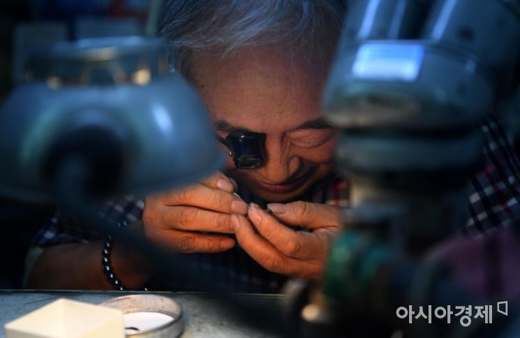 영신사를 운영하는 박종현(73) 씨가‘ 기스미’라 불리는 시계 수리용 렌즈를 한쪽 눈에 붙이고 수리에 몰두하고 있다.