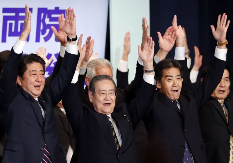 아베 신조 일본 총리(왼쪽)가 20일 집권 자민당 총재선거 승리가 확정된 후 동료들과 만세를 외치고 있다. [이미지출처=EPA연합뉴스]