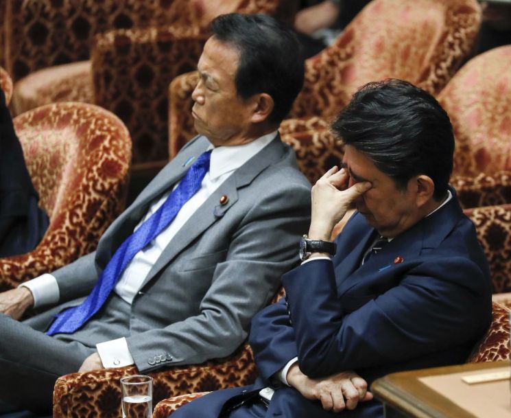 아베 신조 일본 총리(오른쪽)와 아소 다로 부총리 [이미지출처=EPA연합뉴스]