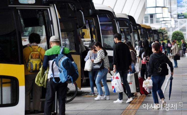[포토] 귀성길 버스 오르는 시민들