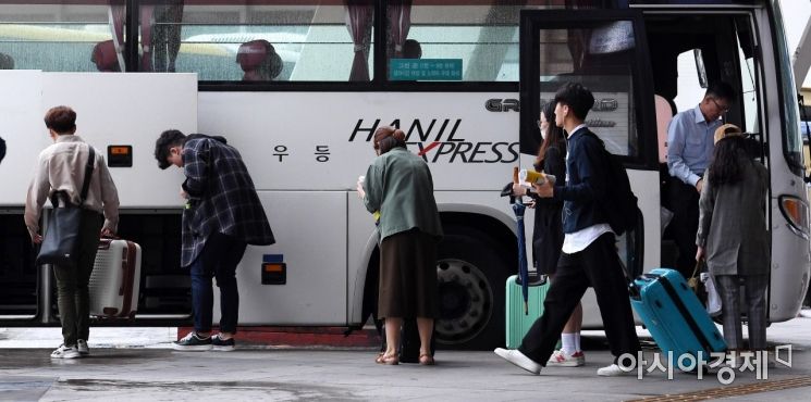 [포토] 고향가는 버스 오르는 시민들