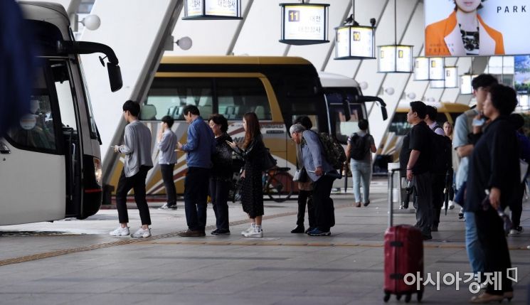 [포토] 귀성길 고속버스 오르는 시민들